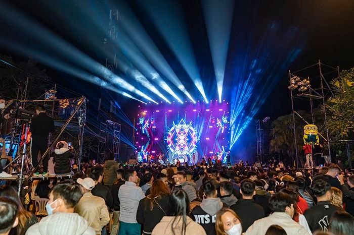 Chương trình đếm ngược Phong Nha Countdown Party 2023 thu hút số lượng lớn du khách tham gia.

