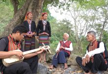 Những nghệ nhân ở xã Ngân Thủy, huyện Lệ Thủy biểu diễn làn điệu truyền thống của địa phương.